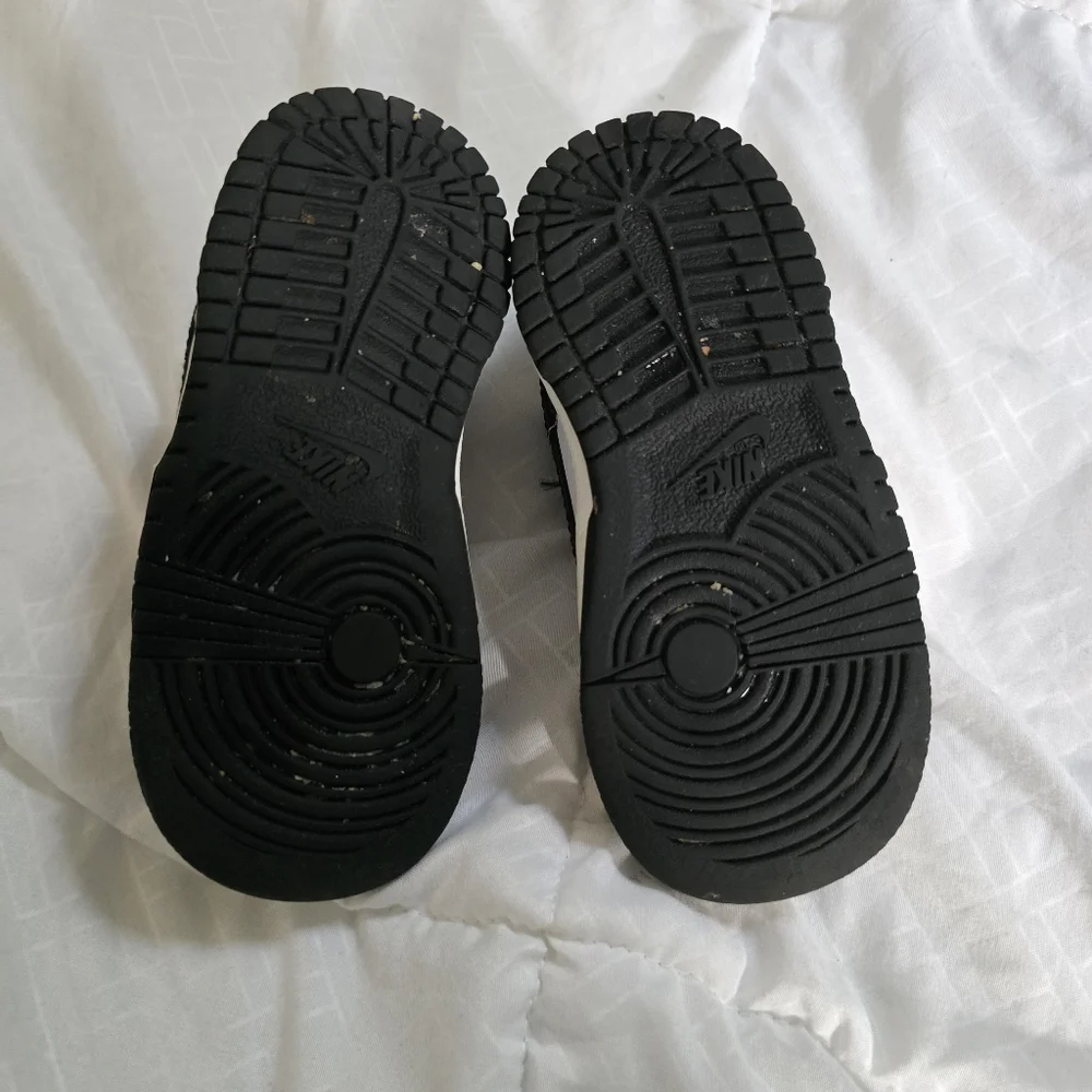 Nike Dunk LowBaby/Toddler Black and White Sneakers Size 7C